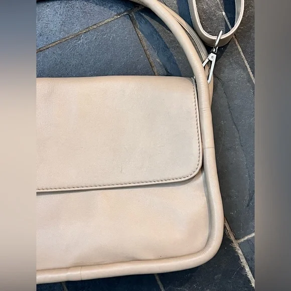 New Classic buttery leather bag with handles and crossbody strap - Picture 7 of 15